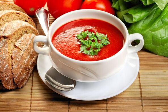Le menu diététique peut être diversifié avec de la soupe aux tomates. 