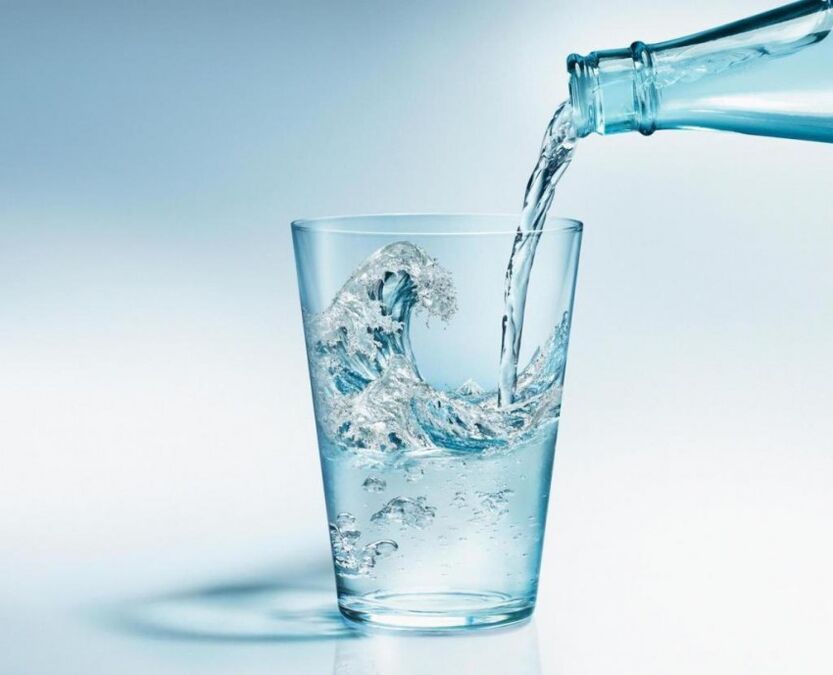 Pendant le régime alimentaire, il est nécessaire de boire beaucoup d'eau propre. 